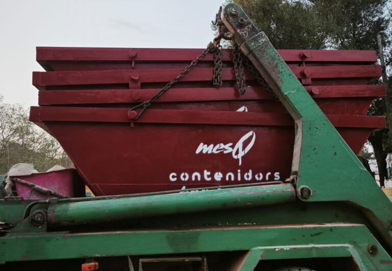 4 contenedores mesQ apilados
